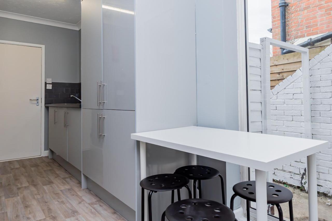 Shirley House 2, Self Catering Guest House, Self Check In, Smart Locks, 10 Min Walk To Southampton General, Aspire And Princess Anne Hospitals, Access To Fully Equipped Kitchen, Excellent Transport Links, Ideal For Longer Stays And Hospital Shifts Exterior foto